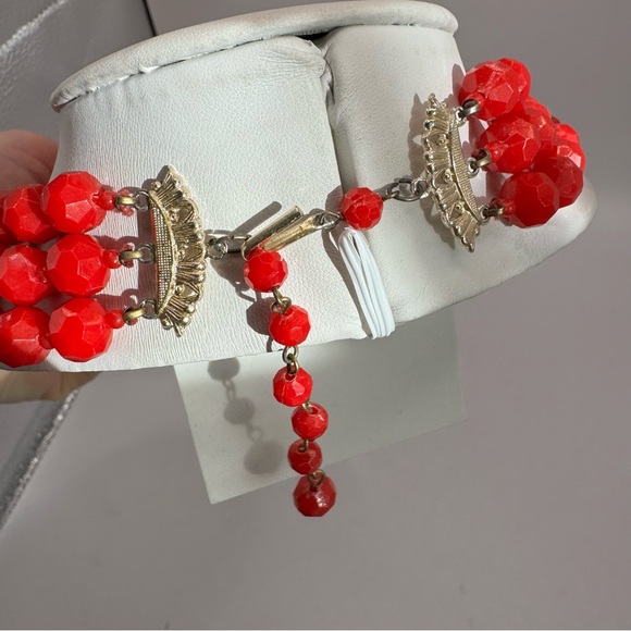Vintage faceted red acrylic bead triple strand necklace lightweight Hong Kong - Picture 6 of 8